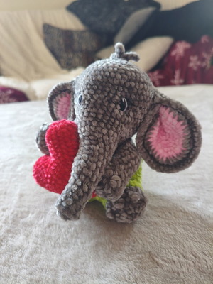 Πλεκτό ελεφαντάκι amigurumi καινούργιο χειροποίητο με καρδούλα