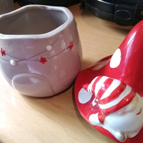 Christmas ceramic cookie jar like new