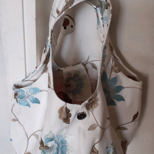 Canvas bag new with embroidered designs and magnetic clasp