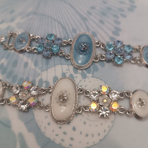 Set of 2 women's vintage style bracelets, blue and white