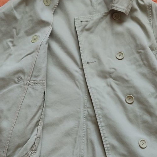 Summer short trench coat used in beige-gray color