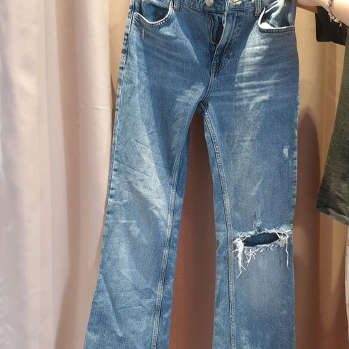 Zara jeans light blue with knee rip like new