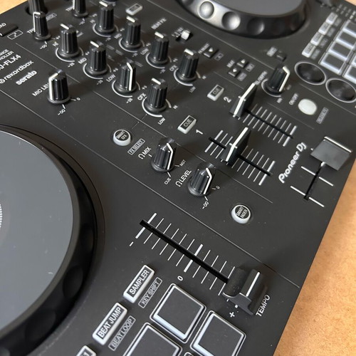 Pioneer DJ DDJ-FLX4 controller