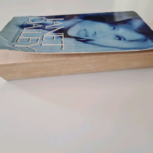 Notorious book used, foreign language, Janet Dailey