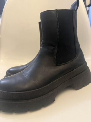 Black Chelsea boots size 39 like new with water resistance