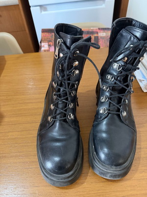 Black boots used, size 40, with defective inner sole
