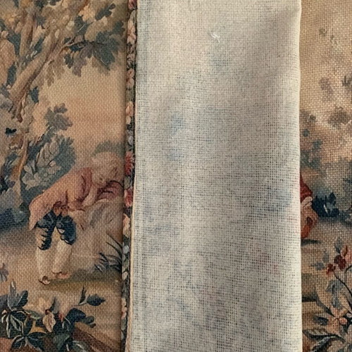 Sous Plats with Renaissance Design like new, polyester fabric