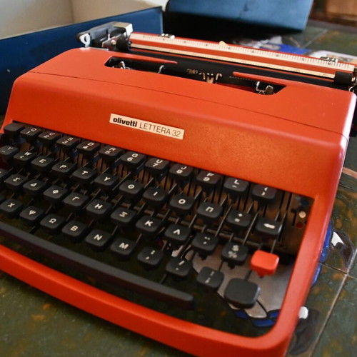 Olivetti Lettera 32 retro portable typewriter like new with Greek keyboard