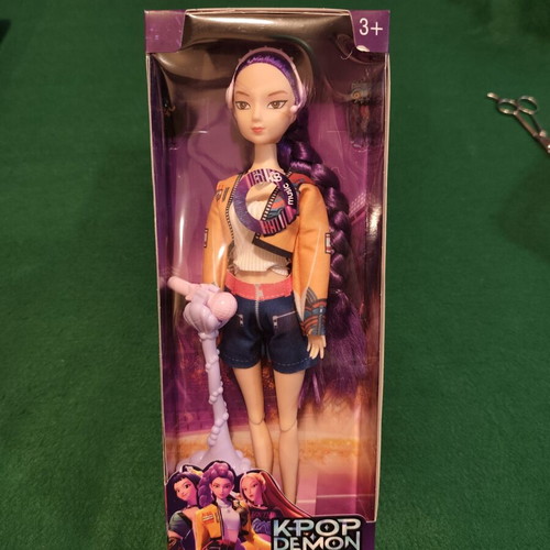 Demon Hunters Rumi musical doll "Golden" with microphone and accessories