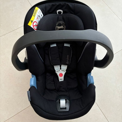 Cybex Aton 5 baby car seat with Isofix base