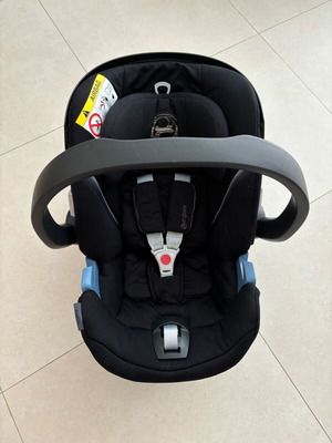 Cybex Aton 5 baby car seat with Isofix base