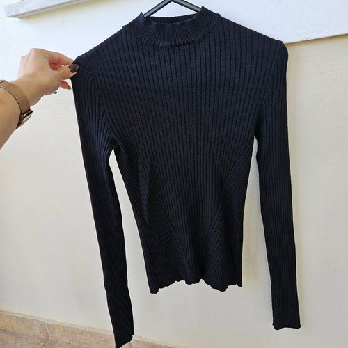 Thin sweater used with short turtleneck Bershka black size S