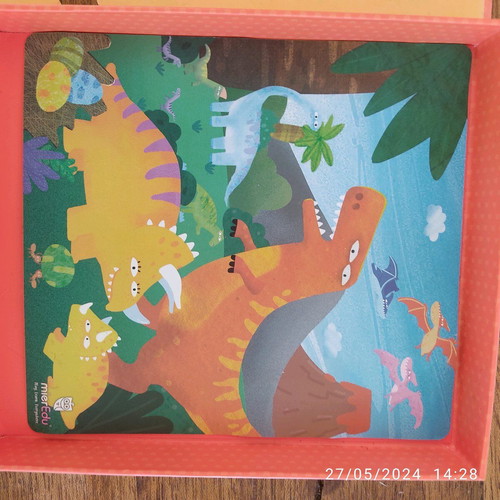 Mieredu magnetic puzzle with dinosaurs like new