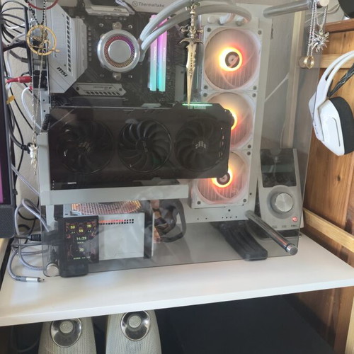 Gaming computer like new with unique design and wall mount option