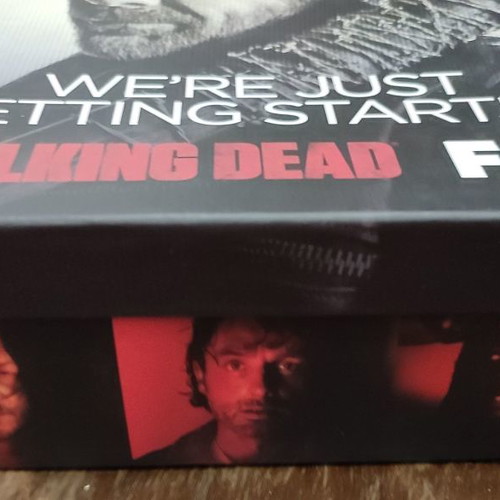 Walking Dead collectible gift set new