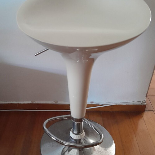 Bar stool with shock absorber used, beige/white color