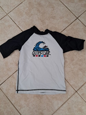 Παιδική αντηλιακή μπλούζα Quiksilver μεταχειρισμένη, μέγεθος 116 εκ, μαύρο και άσπρο