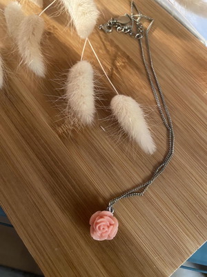 Κολιέ τριαντάφυλλο μεταχειρισμένο από Accessorize
