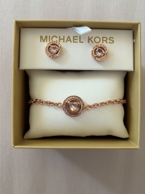 Michael Kors Rose Gold-Tone Logo Heart Bracelet and Stud Earring Gift Set new