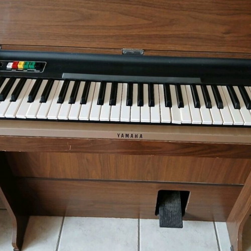 Vintage Ocean Yamaha piano used, 2 keys need replacement