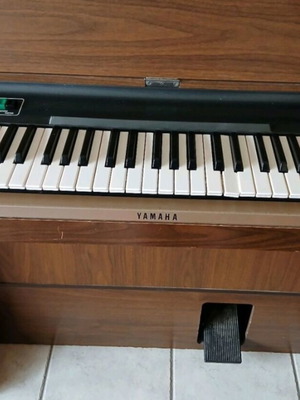Vintage Ocean Yamaha piano used, 2 keys need replacement