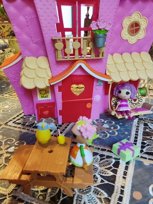 Mini Lalaloopsy Sew Sweet house with 2 dolls and furniture