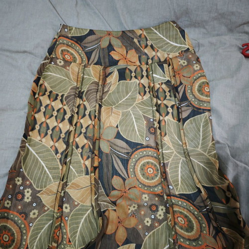 Elegant Vagias Collection suit like new with floral details
