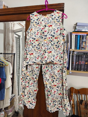 Floral pants and top set like new, small size, beige multicolor