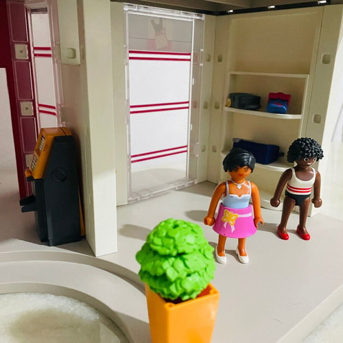 Playmobil 5485 City Life Shopping Mall used with elevator and figures
