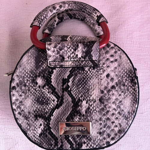 Gioseppo leather bag new with detachable strap