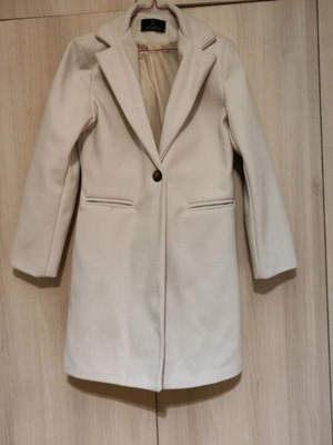 Coat in cream color like new, size XL, slim fit