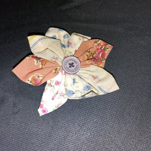 Nice Things fabric pin like new, 10cm diameter