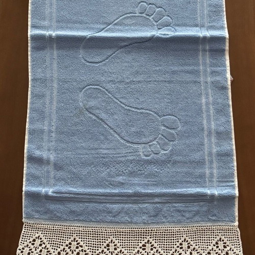 Blue bath mat like new with lace