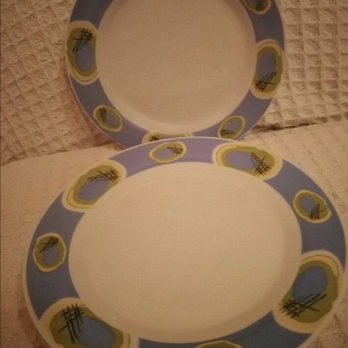 House set of 12 plates like new, 6 shallow and 6 soup