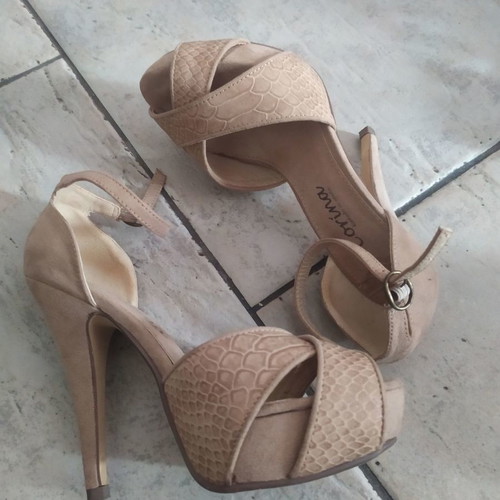 Beige suede heels used with croco design on cross straps