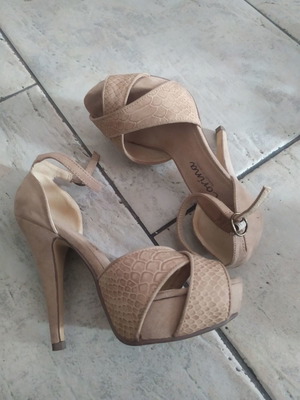 Beige suede heels used with croco design on cross straps