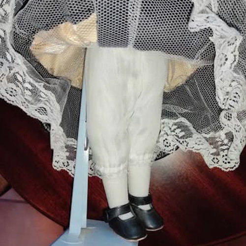 Porcelain doll Annie 44 cm like new with beautiful clothes and hair