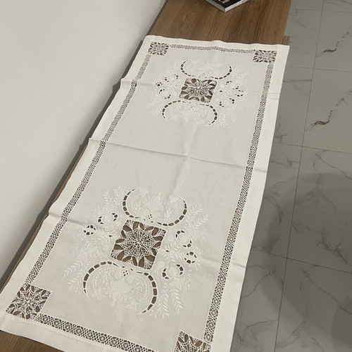Table linens like new, set of 2 designs