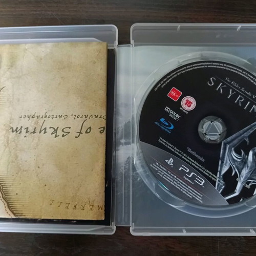 Skyrim PlayStation 3 game like new with case, booklet and map