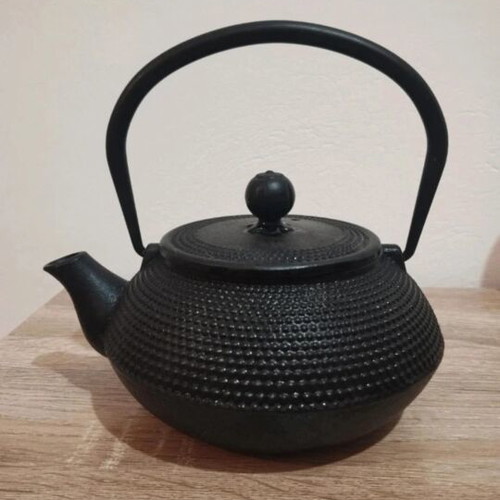 Black teapot with 2-cup capacity, like new