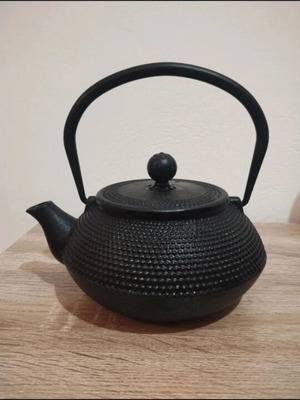 Black teapot with 2-cup capacity, like new