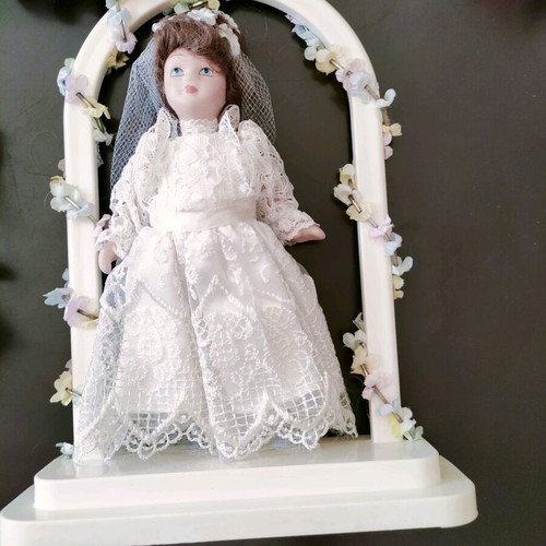 Porcelain dolls like new, set with one broken arm