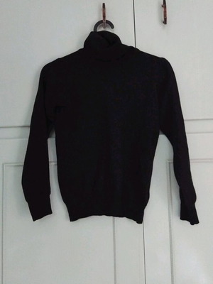 Black wool turtleneck sweater like new, size XS