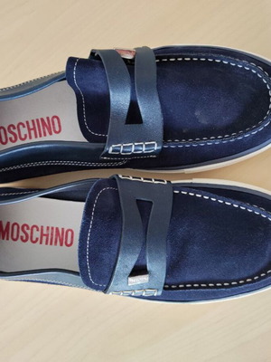 Πρωτότυπα μπλε παπούτσια από τη Moschin