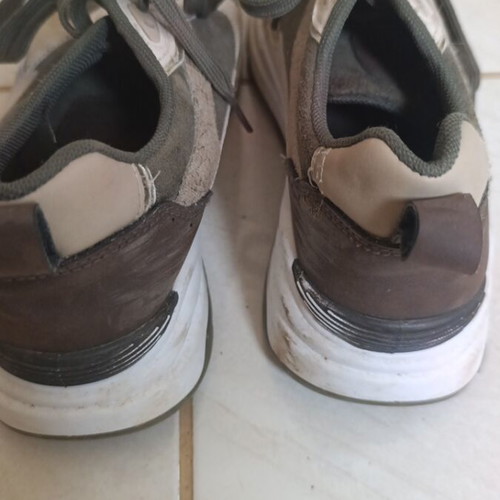 Women's athletic shoes size 40 used with visible flaws