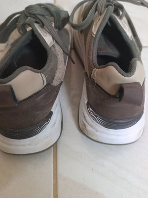 Women's athletic shoes size 40 used with visible flaws