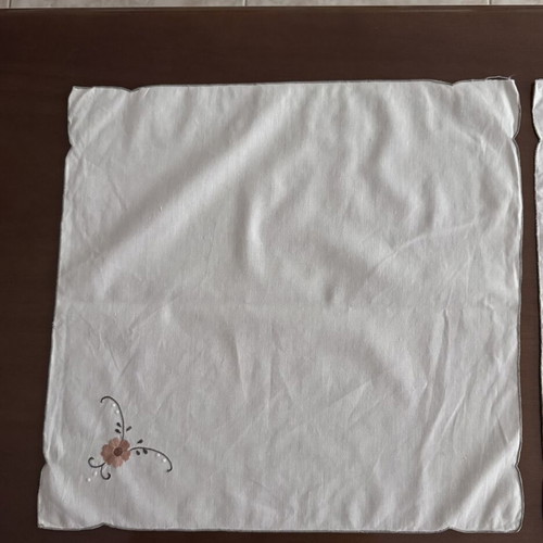 Set of 2 white napkins with flower like new