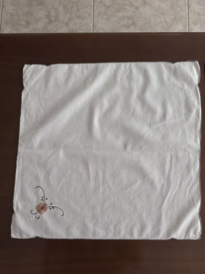 Set of 2 white napkins with flower like new