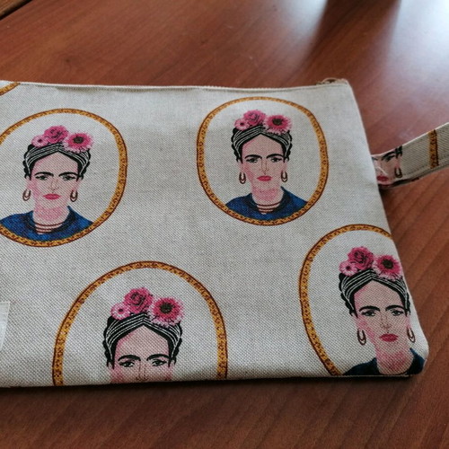Toiletry bag with Frida Kahlo like new, beige