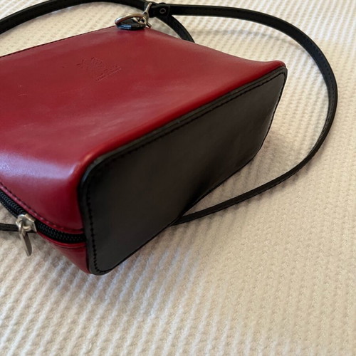 Vera Pelle red crossbody bag like new